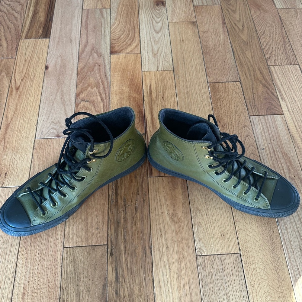 Chuck Taylor leather Water Proof Men’s 11 Shoe. Worn twice. Excellent condition